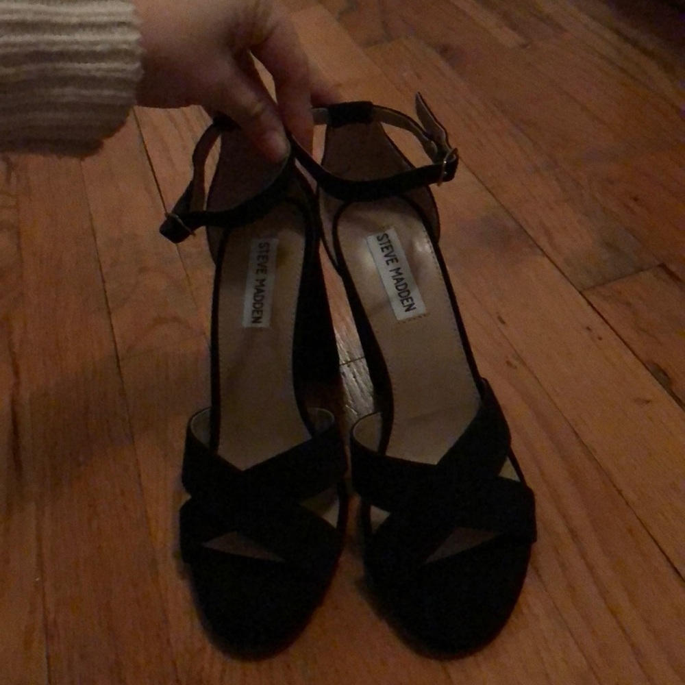 Thick heel with front detail. Black never worn